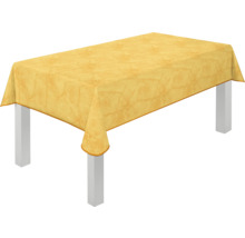 Rechteckiger Tisch mit Tischdecke