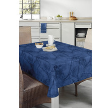 Blau marmorierte Tischdecke auf einem Esstisch in einer Küche.