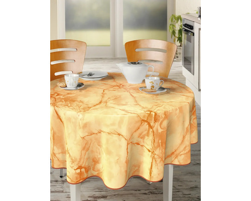 Gedeckter runder Tisch mit Tischdecke im Marmor Design, Geschirr und Stühlen in einer Küche