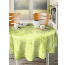 Tischszene mit runder Tischdecke im Marmor-Design auf einem Esstisch mit Geschirr und zwei Stühlen