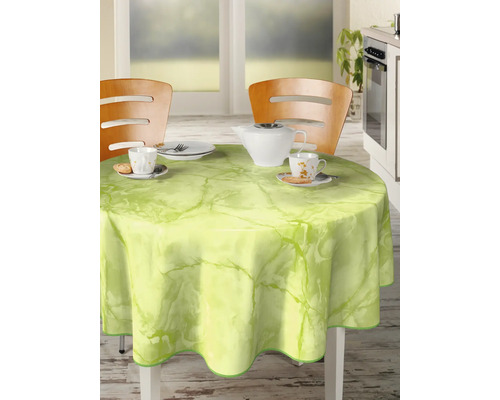 Tischszene mit runder Tischdecke im Marmor-Design auf einem Esstisch mit Geschirr und zwei Stühlen