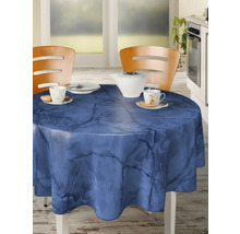 Gedeckter runder Tisch mit blau gemusterter Tischdecke