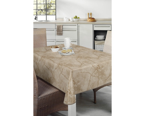Esstisch mit marmorierter Tischdecke in einer hellen Küche.