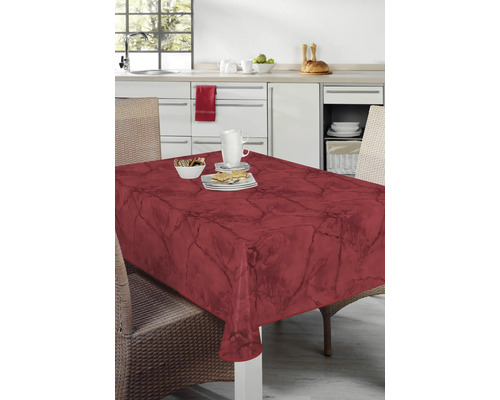 Esstisch mit einer Tischdecke mit Marmormuster in einer Küchenszeneneinstellung.