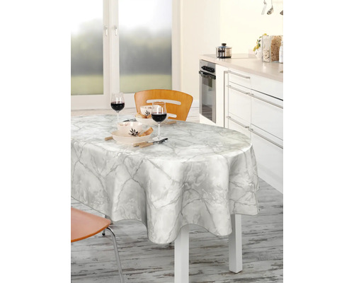 Esstisch mit Marmor Optik Tischdecke in einer hellen Küche