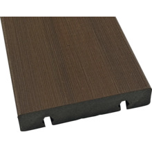 Terrassendiele aus Verbundmaterial mit Nut-Feder-System