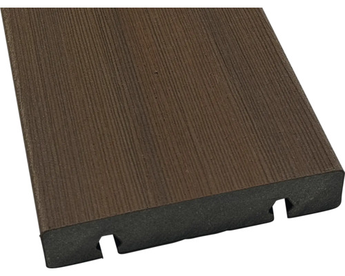 Terrassendiele aus Verbundmaterial mit Nut-Feder-System