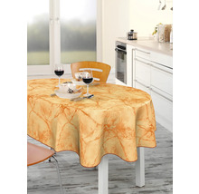 Esstisch mit Wachstuchdecke und Geschirr in einer hellen Küche.