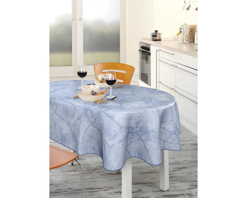 Ovaler Tisch mit blauer Marmor-Tischdecke in der Küche