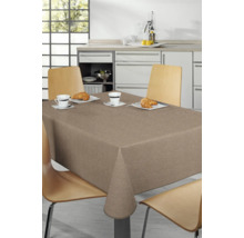 Tischszene mit brauner Tischdecke, Geschirr und Stühlen in einer Küche.