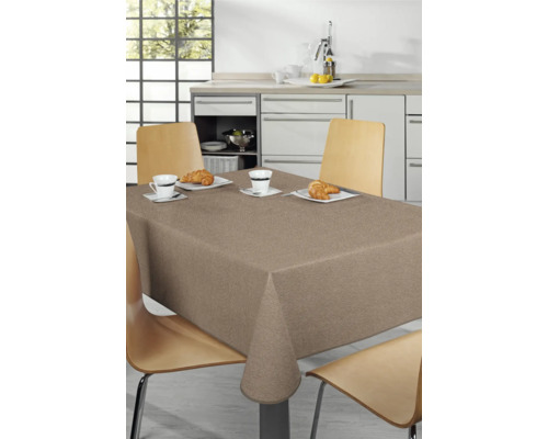 Tischszene mit brauner Tischdecke, Geschirr und Stühlen in einer Küche.