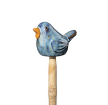 Dekorativer Vogel aus Keramik auf einem Bambusstab für den Garten