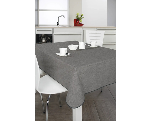 Graue Tischdecke auf einem Tisch in einer hellen Küche
