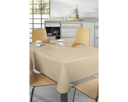 Gedeckter Esstisch mit beiger Tischdecke in einer hellen Küche.