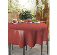 Runder Tisch mit roter Tischdecke, Gedeck mit Tassen und Gebäck im Garten