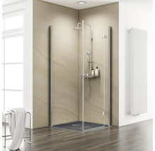 Begehbare Dusche mit Brausegarnitur, Duschregal und Handtuchwärmer im Badezimmer