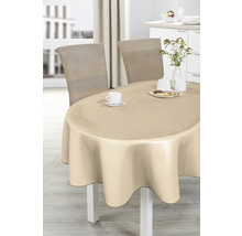 Gedeckter runder Tisch mit Tischdecke und Stühlen im Esszimmer.