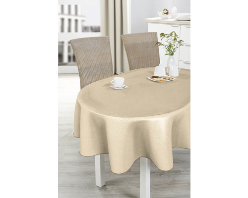 Gedeckter runder Tisch mit Tischdecke und Stühlen im Esszimmer.