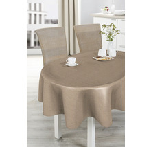 Gedeckter runder Tisch mit Tischdecke und Stühlen im Esszimmer