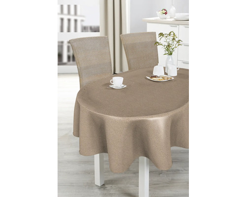 Gedeckter runder Tisch mit Tischdecke und Stühlen im Esszimmer