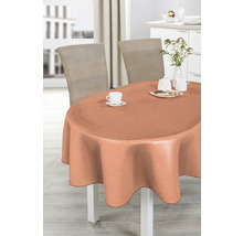Ovaler Tisch mit pfirsichfarbener Tischdecke, gedeckt mit Geschirr