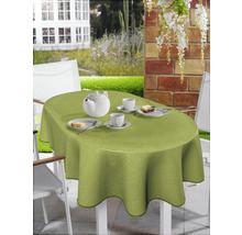 Gedeckter Gartentisch mit hellgrüner, ovaler Tischdecke, Geschirr und Kuchen