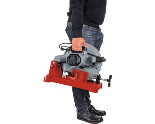 Person hält eine Metallsäge mit rotem Sockel in der Hand.