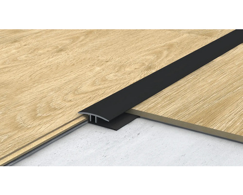 Schwarzes Übergangsprofil zwischen zwei Holzböden