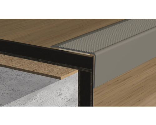 Treppenkantenprofil aus Aluminium auf Holzstufen