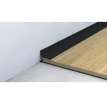 Sockelleiste und Laminatboden an einer Wand