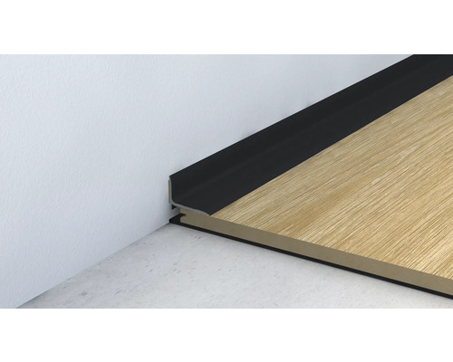 Sockelleiste und Laminatboden an einer Wand