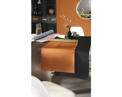 Verschiedene Rollen selbstklebender Möbelfolie auf einem Tisch