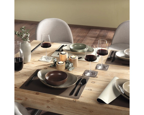 Gedeckter Esstisch mit Geschirr, Gläsern, Kerzen und Dekoration