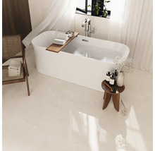 Badezimmer Szene mit freistehender Badewanne, Holztablett, Stuhl und Beistelltisch