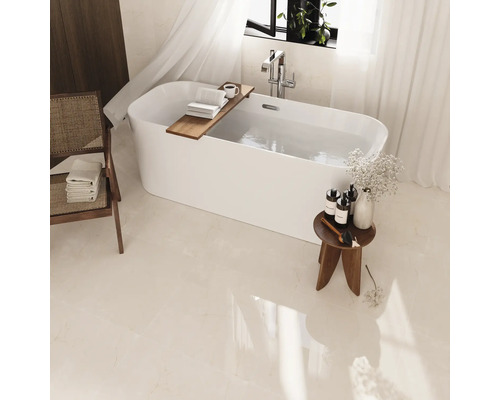 Badezimmer Szene mit freistehender Badewanne, Holztablett, Stuhl und Beistelltisch