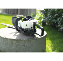 Heckenschere auf einem Betonpfosten