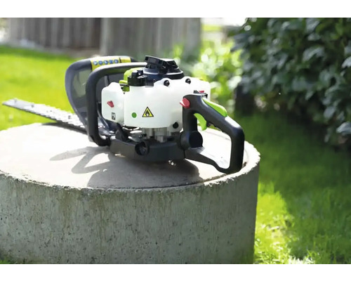 Heckenschere auf einem Betonpfosten