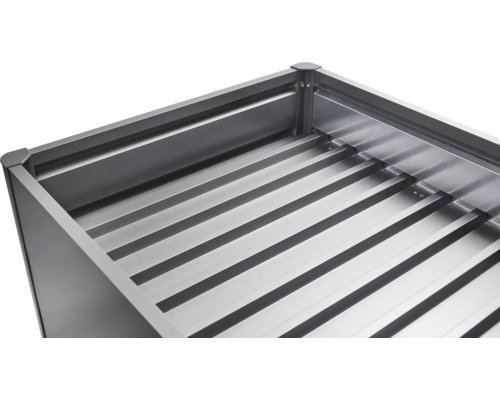 Detailansicht einer Pflanzkastenkonstruktion aus Metall mit geripptem Boden.