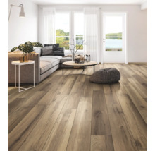 Heller Wohnraum mit Holzboden, Sofa und Fenster