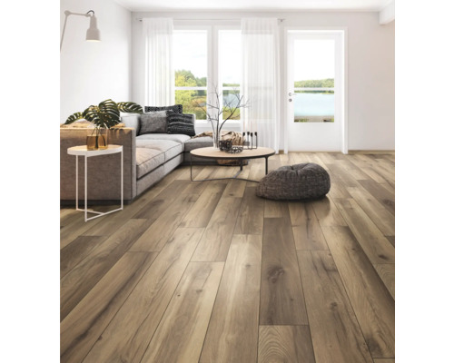 Heller Wohnraum mit Holzboden, Sofa und Fenster