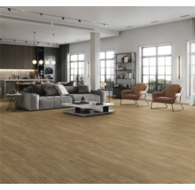 Heller Wohnraum mit Holzboden, Sofa und Sesseln