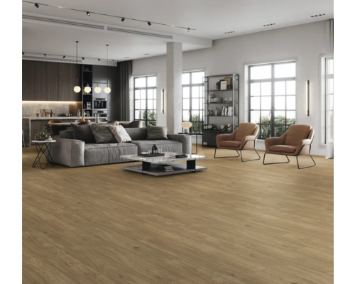 Heller Wohnraum mit Holzboden, Sofa und Sesseln
