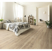 Heller Schlafzimmerraum mit Laminatboden, Bett und Dekoration