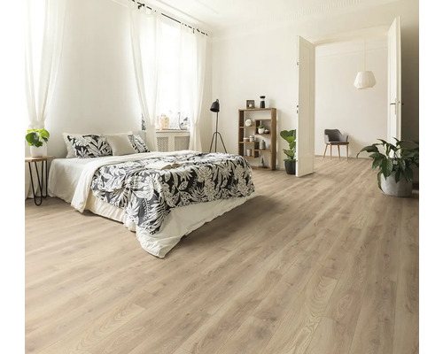 Heller Schlafzimmerraum mit Laminatboden, Bett und Dekoration