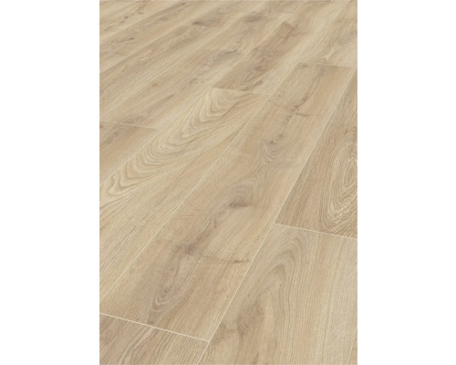 Nahaufnahme von hellem Laminatboden mit Holzstruktur.