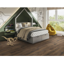 Kinderzimmer mit Bett in Hausform, Spielzeugfiguren, Sitzsack und Laminatboden in Holzoptik