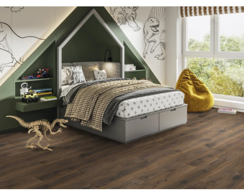 Kinderzimmer mit Bett in Hausform, Spielzeugfiguren, Sitzsack und Laminatboden in Holzoptik