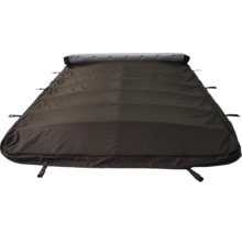 Braune Poolabdeckung mit Aufrollvorrichtung