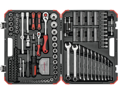 Sortierter Werkzeugkoffer mit Schraubenschlüsseln, Steckschlüsseln und Bits
