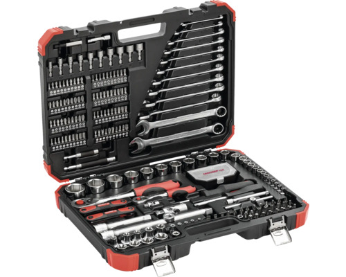 Geöffneter Werkzeugkoffer mit Schraubenschlüsseln, Steckschlüsseln und Bits